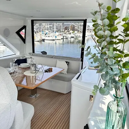 Botel Puissance, Elegance Et Style, Yacht A Deauville
