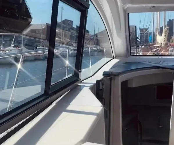 Botel Puissance, Elegance Et Style, Yacht à