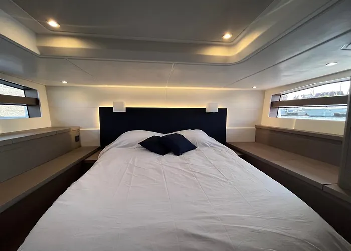 Botel Puissance, Elegance Et Style, Yacht à