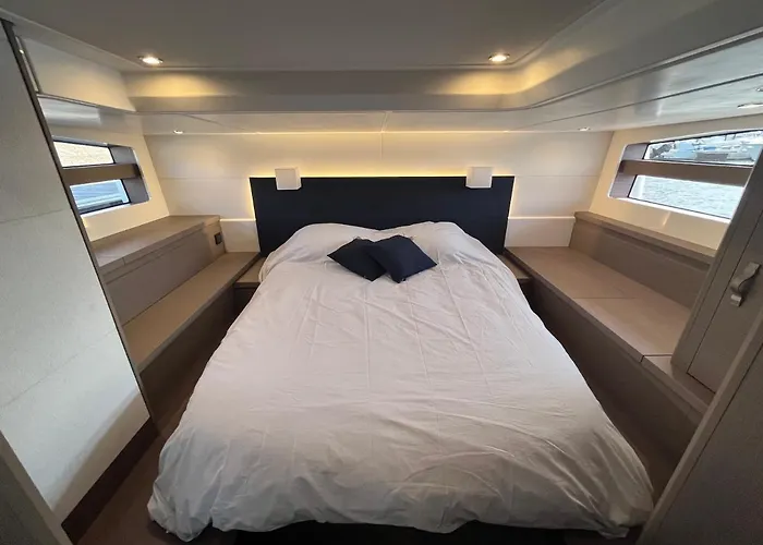 Puissance, Elegance Et Style, Yacht à *