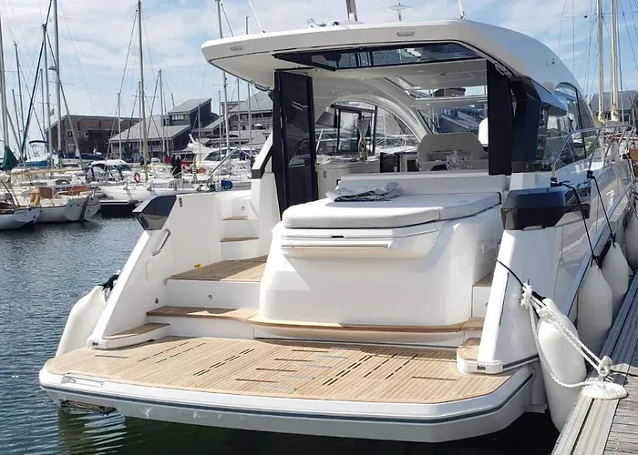 Puissance, Elegance Et Style, Yacht à * Deauville