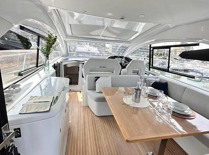 Puissance, Elegance Et Style, Yacht à