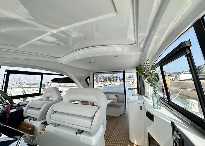 Botel Puissance, Elegance Et Style, Yacht à *