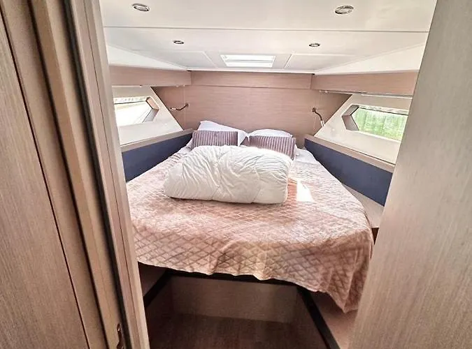 Botel Puissance, Elegance Et Style, Yacht à Deauville