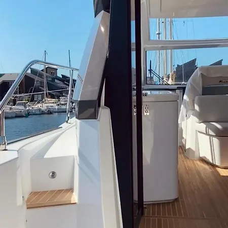 Botel Puissance, Elegance Et Style, Yacht A