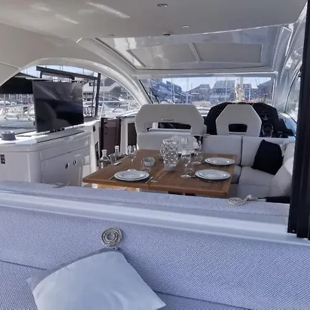 Puissance, Elegance Et Style, Yacht A Hotel na wodzie