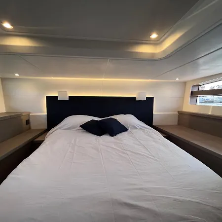 Botel Puissance, Elegance Et Style, Yacht A