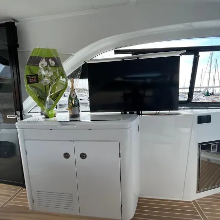 Puissance, Elegance Et Style, Yacht A Botel Deauville