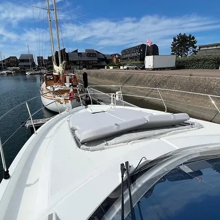 Puissance, Elegance Et Style, Yacht A Bådhotel *