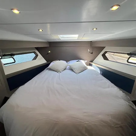 Botel Puissance, Elegance Et Style, Yacht A