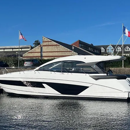 Puissance, Elegance Et Style, Yacht A Botel Deauville