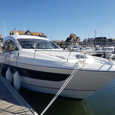 Botel Puissance, Elegance Et Style, Yacht A Deauville