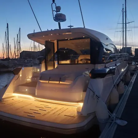 Puissance, Elegance Et Style, Yacht A Botel *