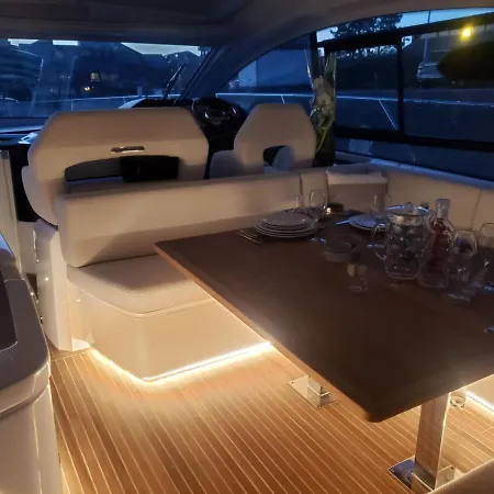 Puissance, Elegance Et Style, Yacht A Botel *
