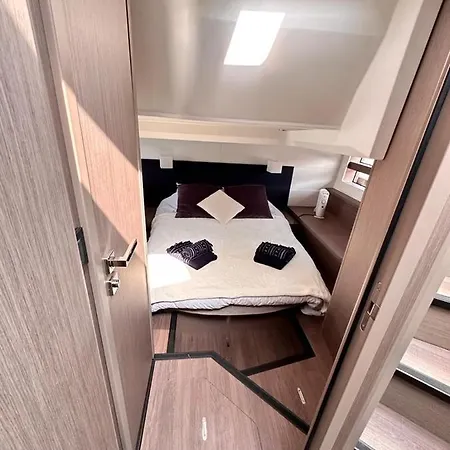 Botel Puissance, Elegance Et Style, Yacht A *