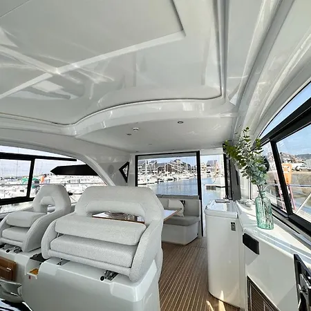 Botel Puissance, Elegance Et Style, Yacht A *