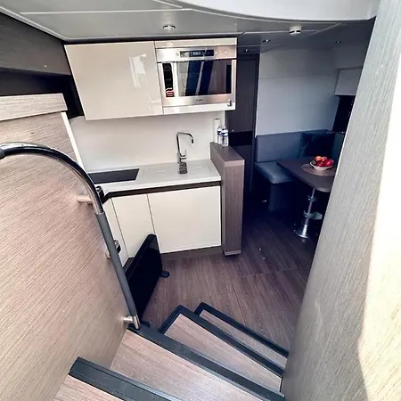 Puissance, Elegance Et Style, Yacht A Hotel na wodzie