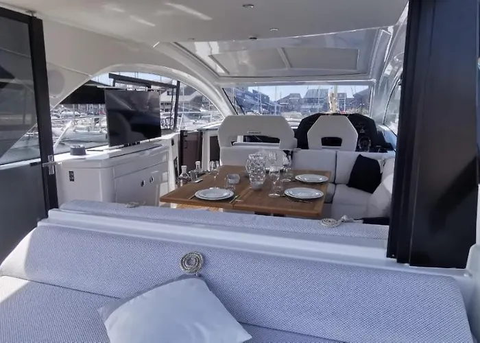 Puissance, Elegance Et Style, Yacht A ספינת מלון