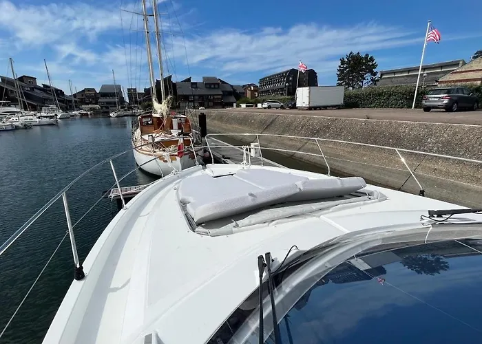 Puissance, Elegance Et Style, Yacht A Bådhotel *